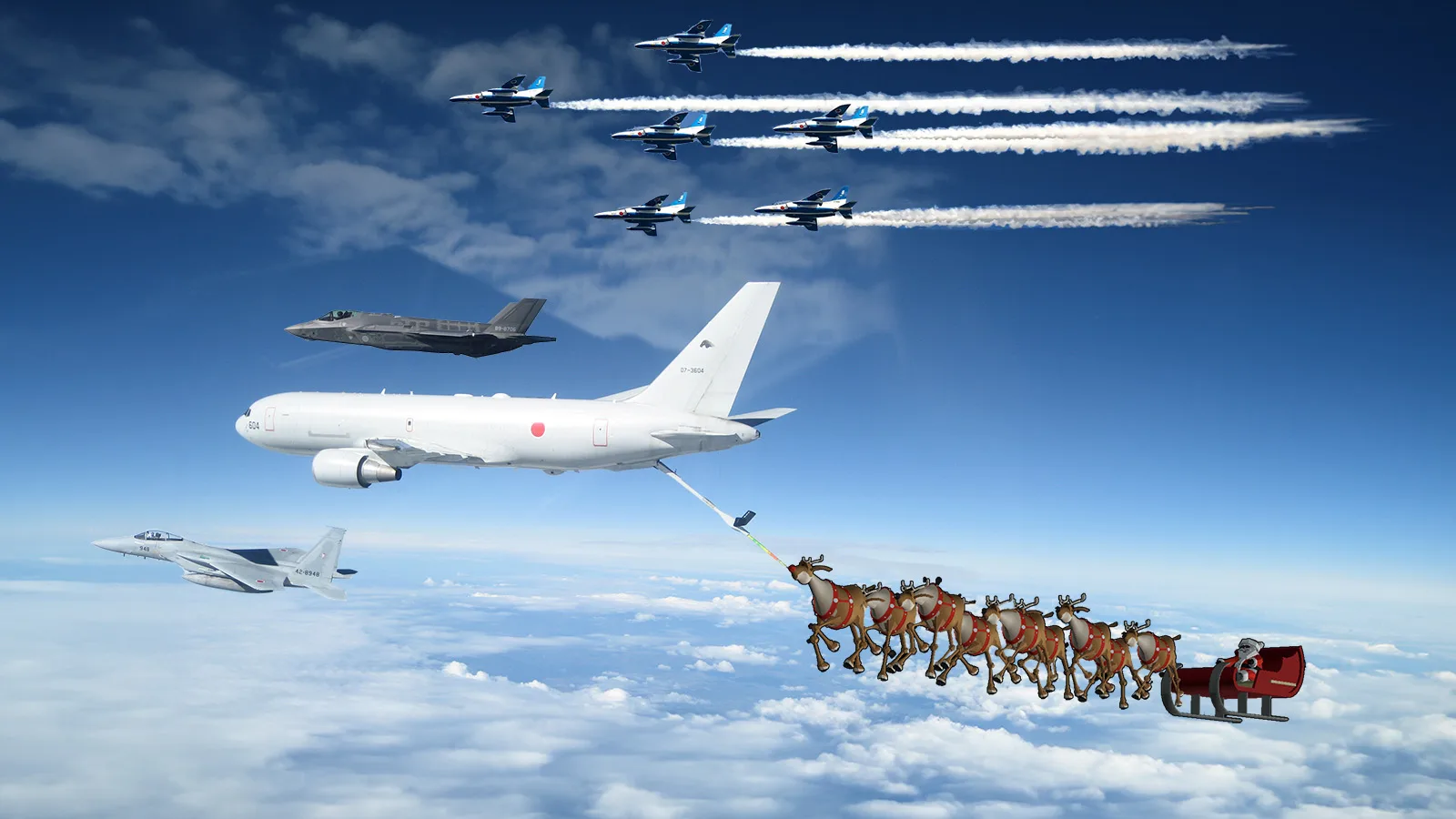 サンタクロースを歓迎する自衛隊のブルーインパルスと空中給水機KC-767